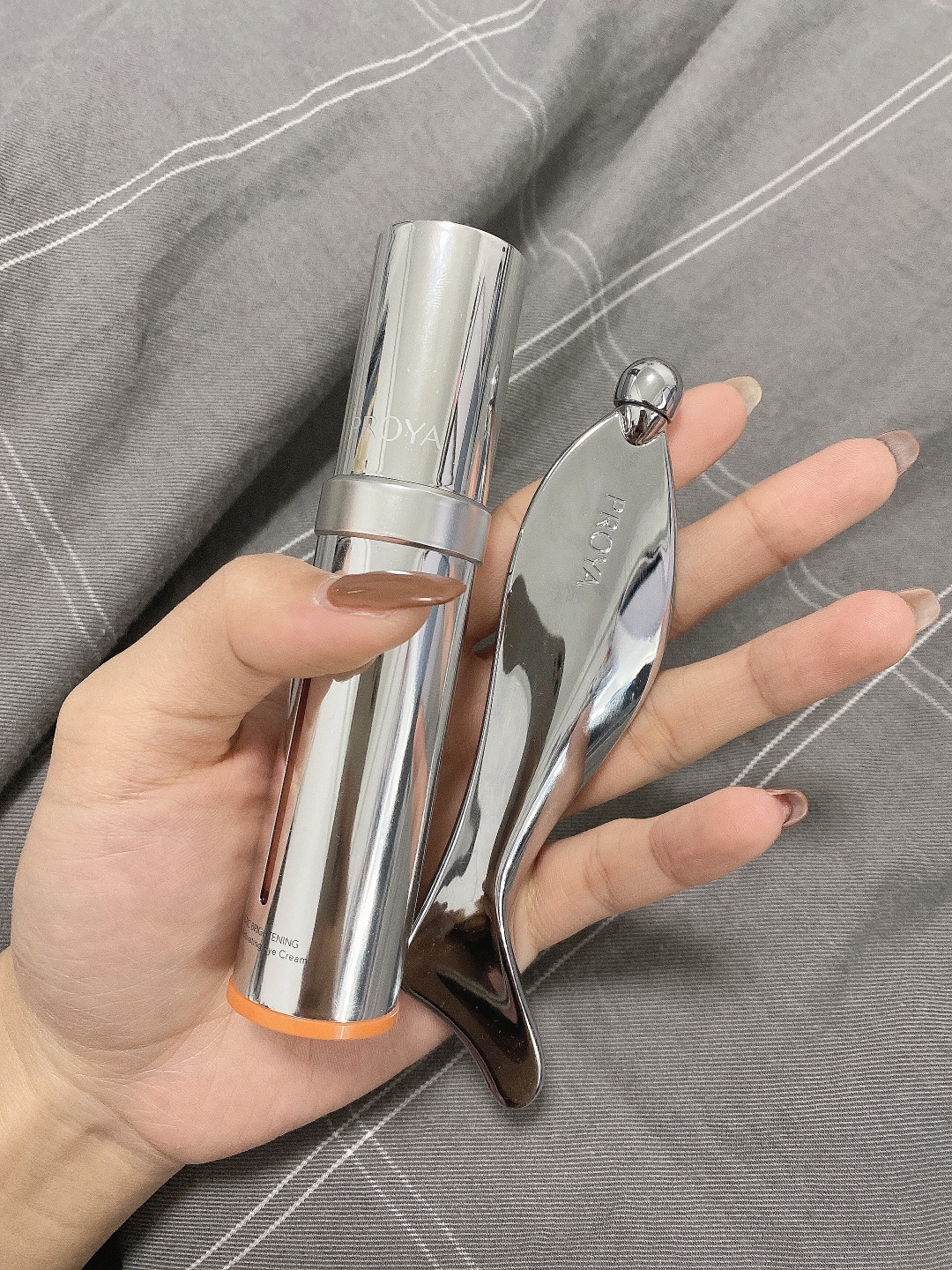 眼霜—Kerrykerry宝贝收到了，，刚用肌肤嘟噜嘟噜的喝水，，，，用完之后脸明显变白了，，，，很喜欢